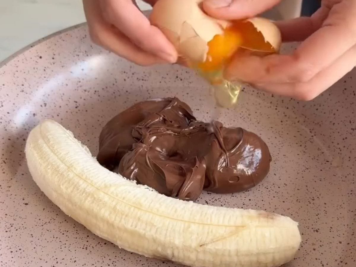 Sem sujeira! O Bolo de Banana e Chocolate que você faz inteiro dentro da frigideira banana ovo e nutela na frigideira antiaderente bege