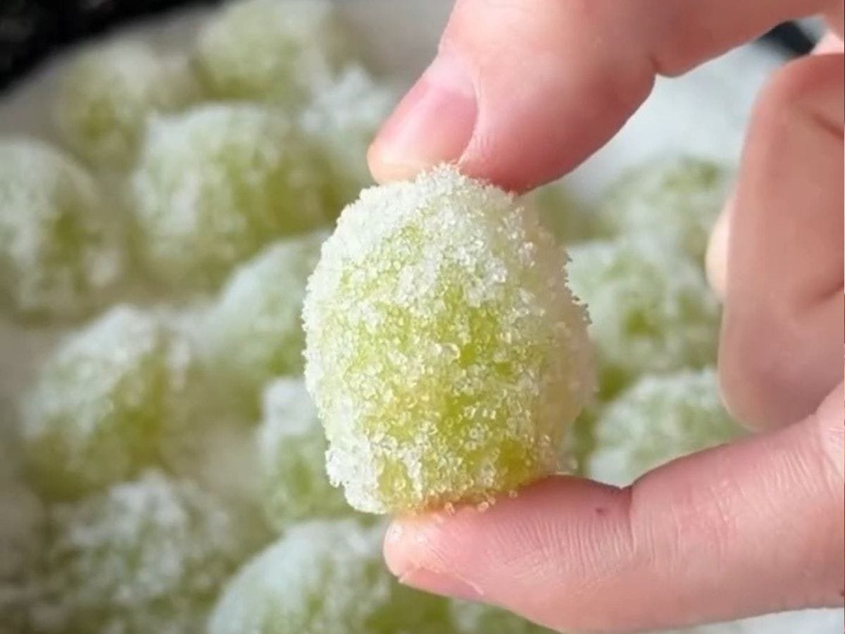 Drink para comer? Aprenda a fazer as Gominhas com Vodka que são sucesso nas festas uvas alcoólicas congeladas