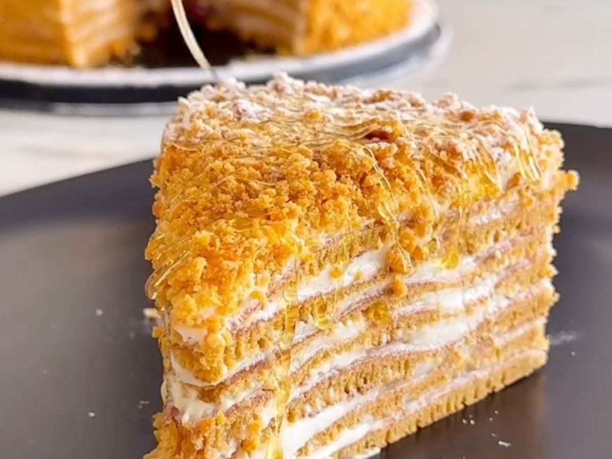 bolo de panqueca com mel em camadas