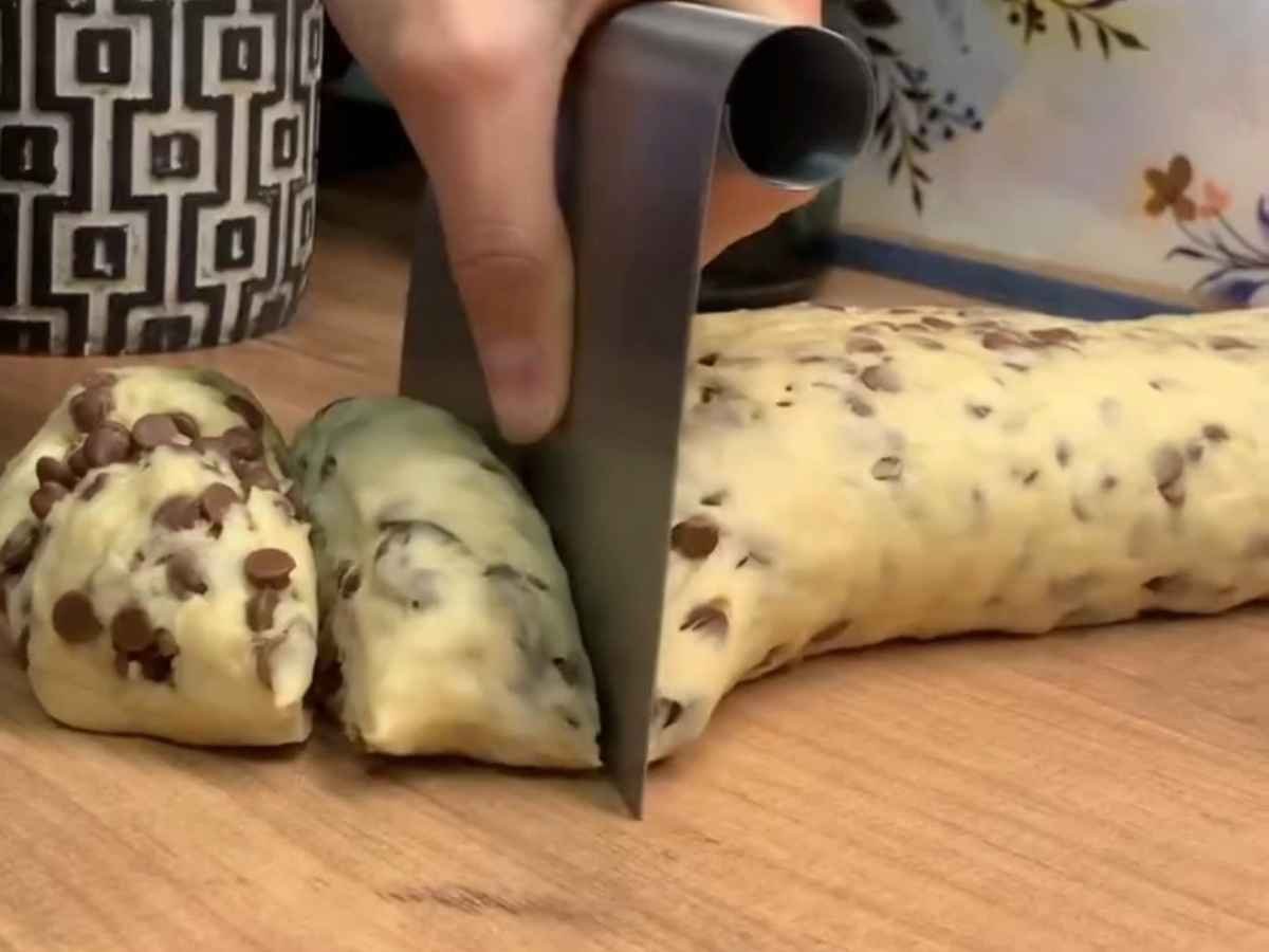 Pãezinhos Doces com Gotas de Chocolate: O Segredo da Massa Turca Irresistível #46 pão doce de chocolate sendo dividido