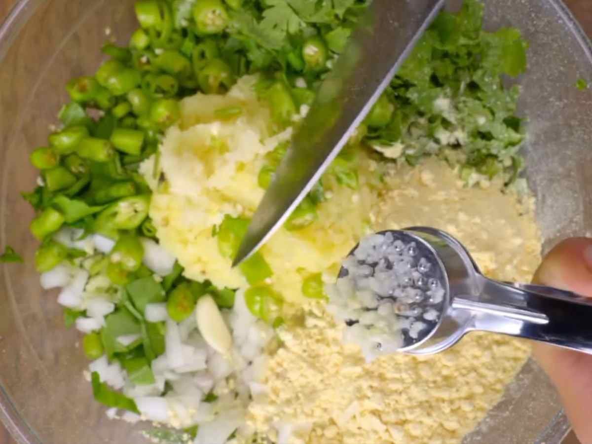 Você teria coragem de comer essa Comida de Rua Indiana? O segredo do bolinho mais famoso de Delhi! adicionando alho ao espinafre e batata
