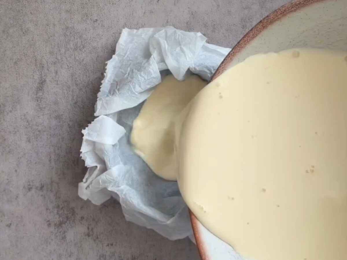 Cheesecake na Airfryer: Como Fazer a Sobremesa Perfeita em Minutos (Receita 2) Cheesecake na Airfryer forma com papel manteiga