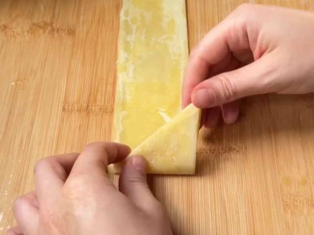 Baklava massa sendo dobrada