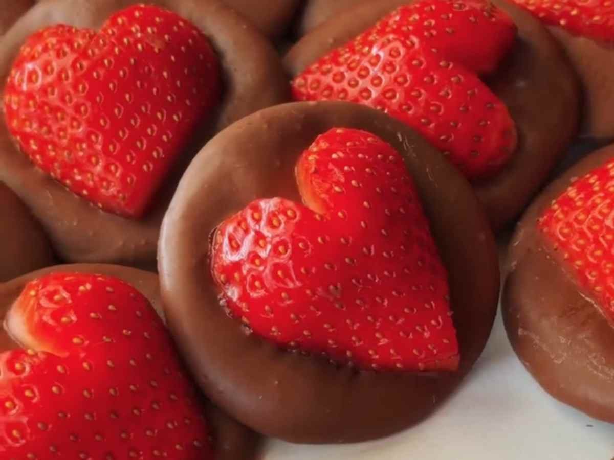 Sobremesa para o Dia dos Namorados: O bombom de morango em formato de coração que fica pronto em 20 minutos! Sobremesa para o Dia dos Namorados Bombom de morango