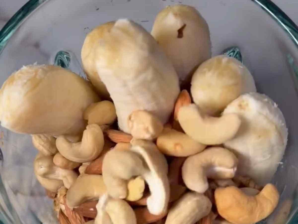 Minha sogra não para um segundo: o segredo do copo que dá energia de guria e disposição pra nos incomodar #129 Passo 1 da Receita de Smoothie - Bananas maduras e punhados de castanhas sendo colocados no liquidificador.