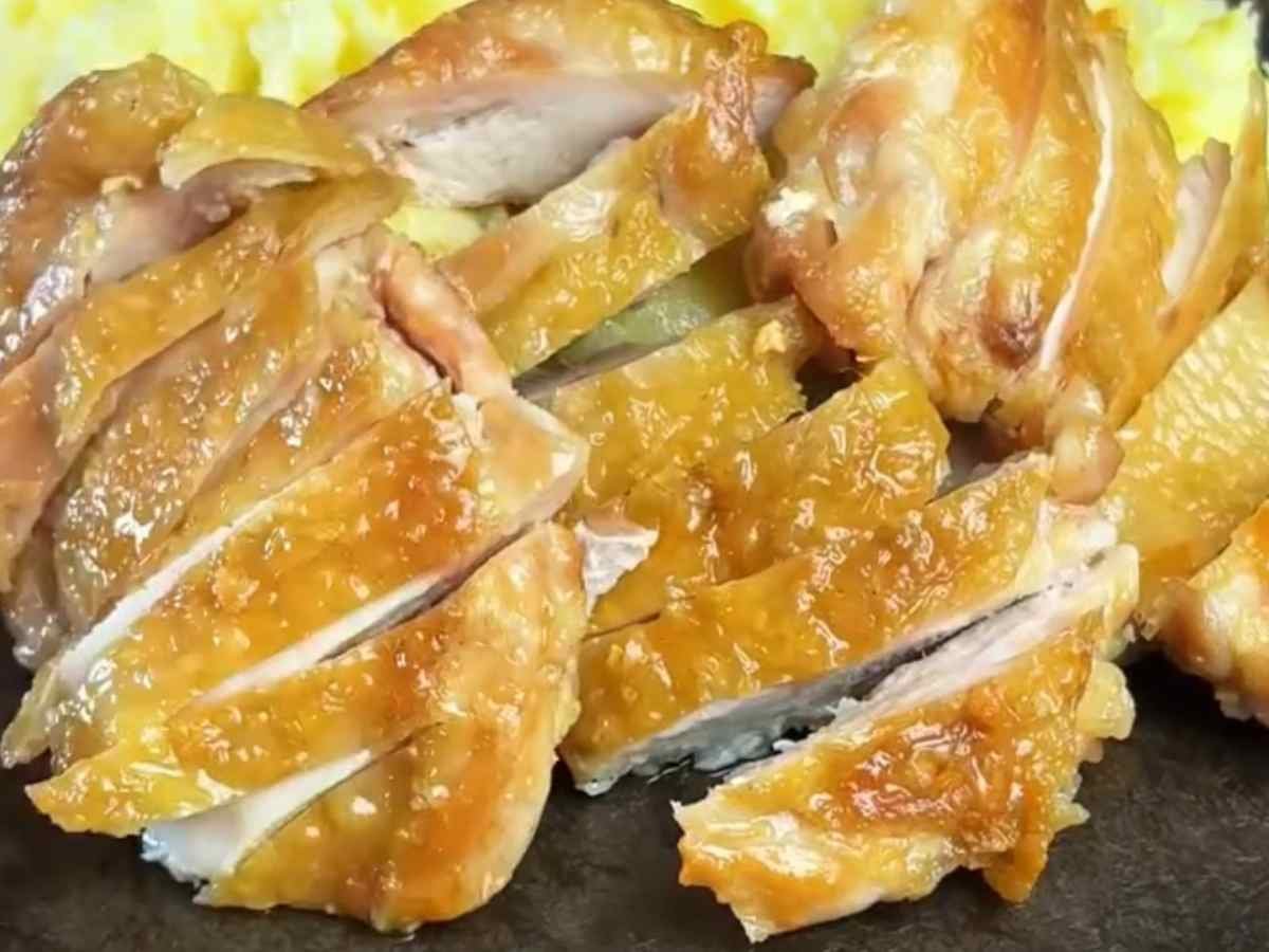 Frango na Manteiga com Molho Cremoso de Cogumelos e Purê de Parmesão