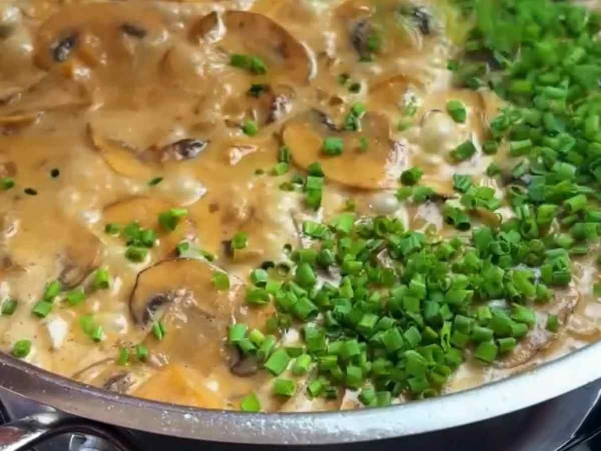 Frango na Manteiga com Molho Cremoso de Cogumelos e Purê de Parmesão