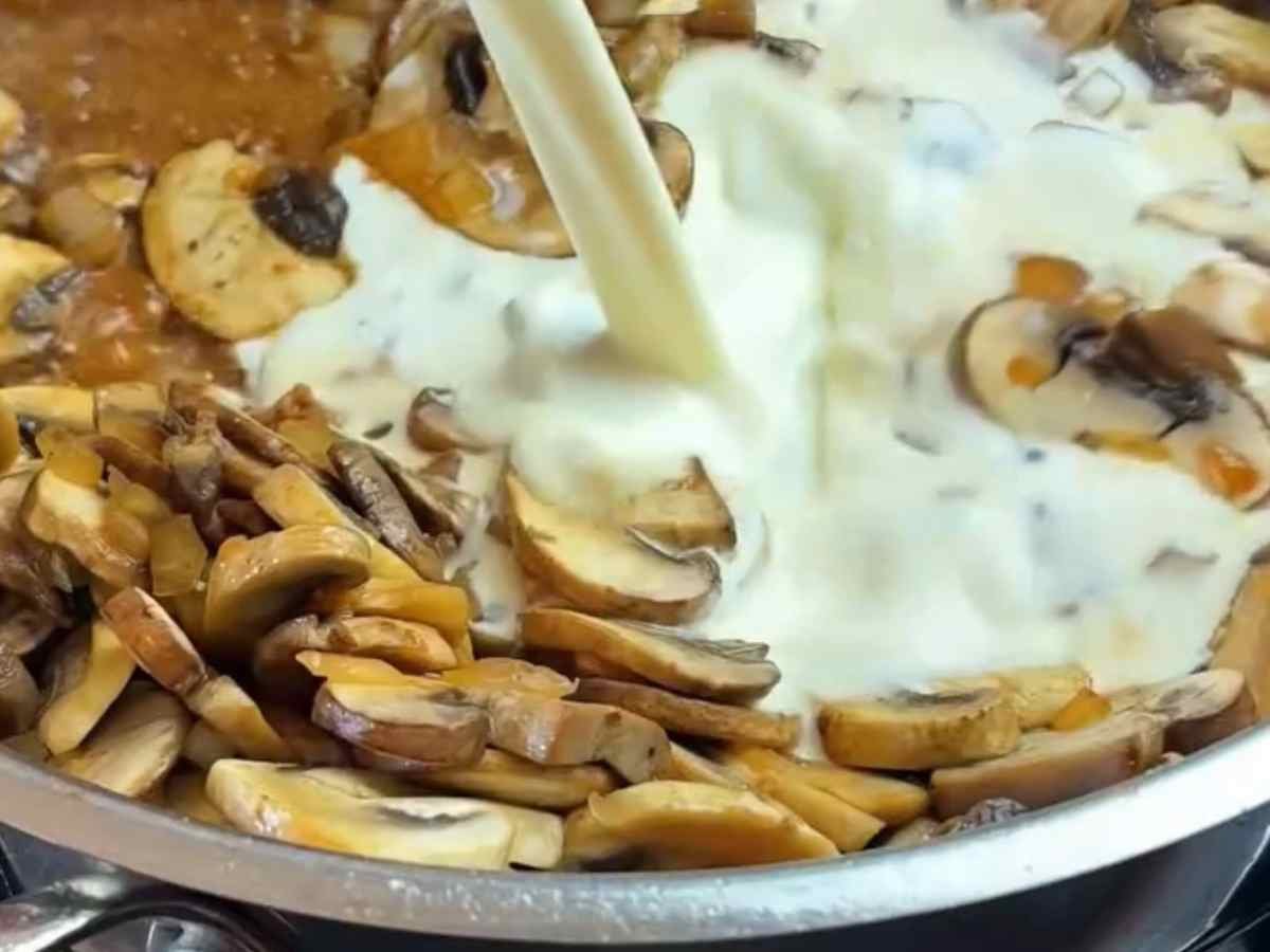 Frango na Manteiga com Molho Cremoso de Cogumelos e Purê de Parmesão