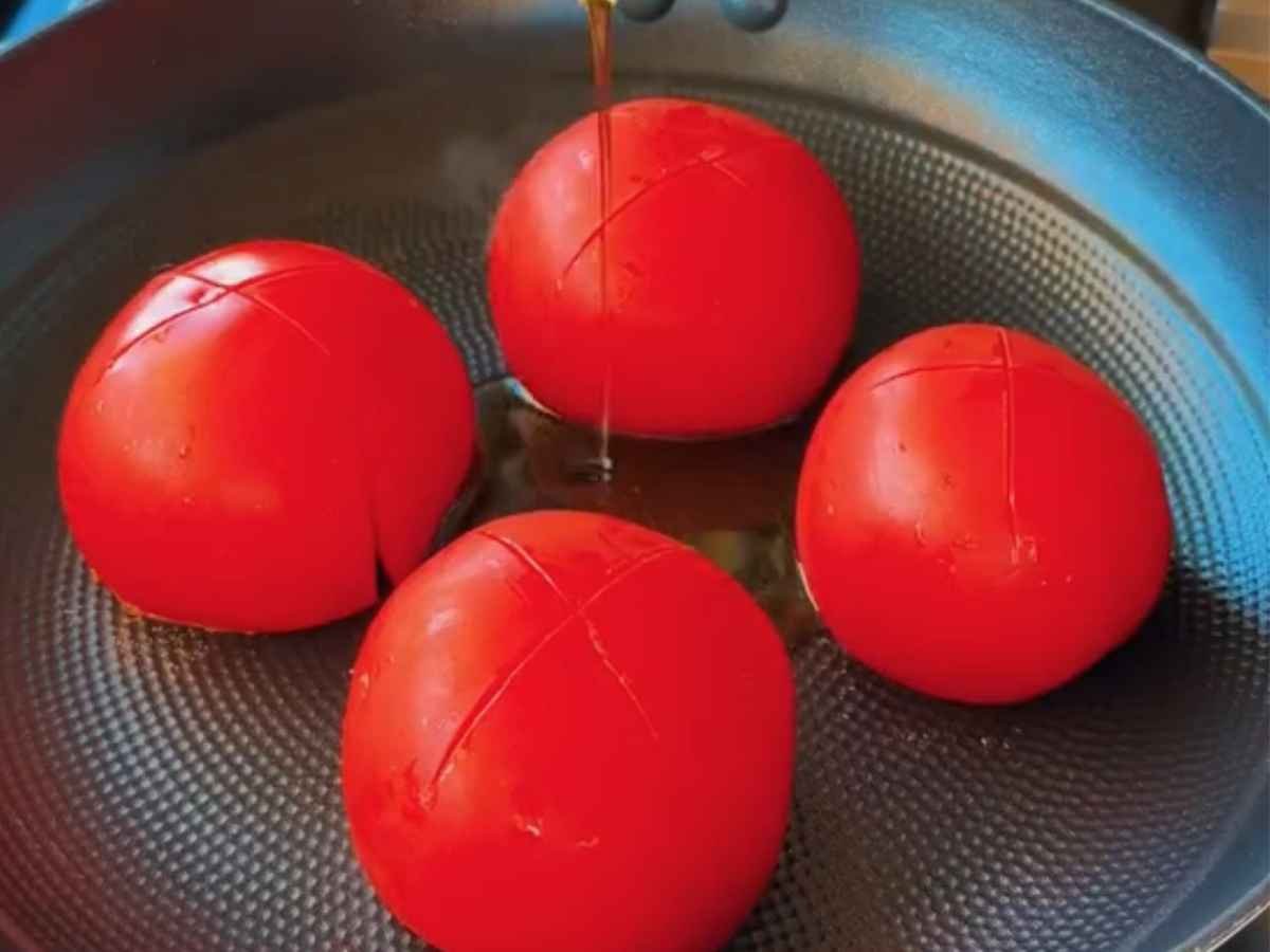 Esse macarrão de frigideira está viralizando na gringa e fechando as portas do iFood Passo 1 da Receita de macarrão ao molho Misto com batata Chips – Alho dourando no azeite com tomates frescos picados.