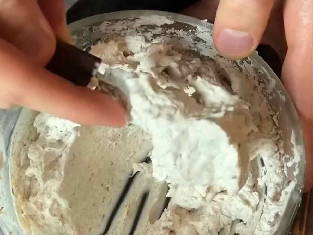 A "Manteiga de Pobre" que é puro colágeno: A entradinha de centavos que virou luxo na minha mesa #158 Passo 2 da Receita de Tutano Assado – Mixer batendo o tutano derretido até virar um creme claro