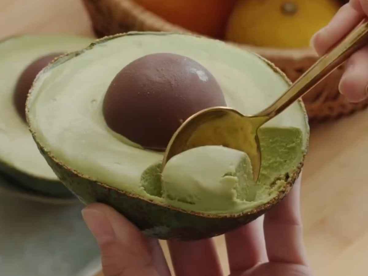 Sorvete de Abacate no Formato Original (Com Caroço de Chocolate)